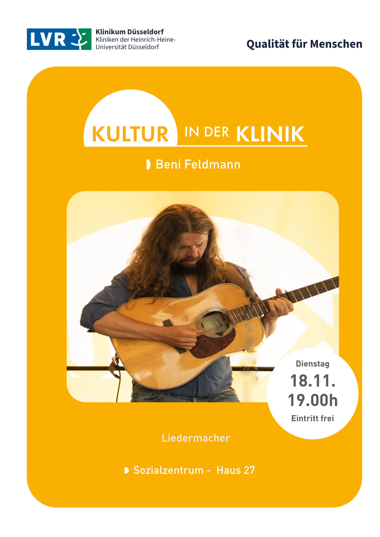 Auf dem Bild sehen sie einen Akustikgitarristen