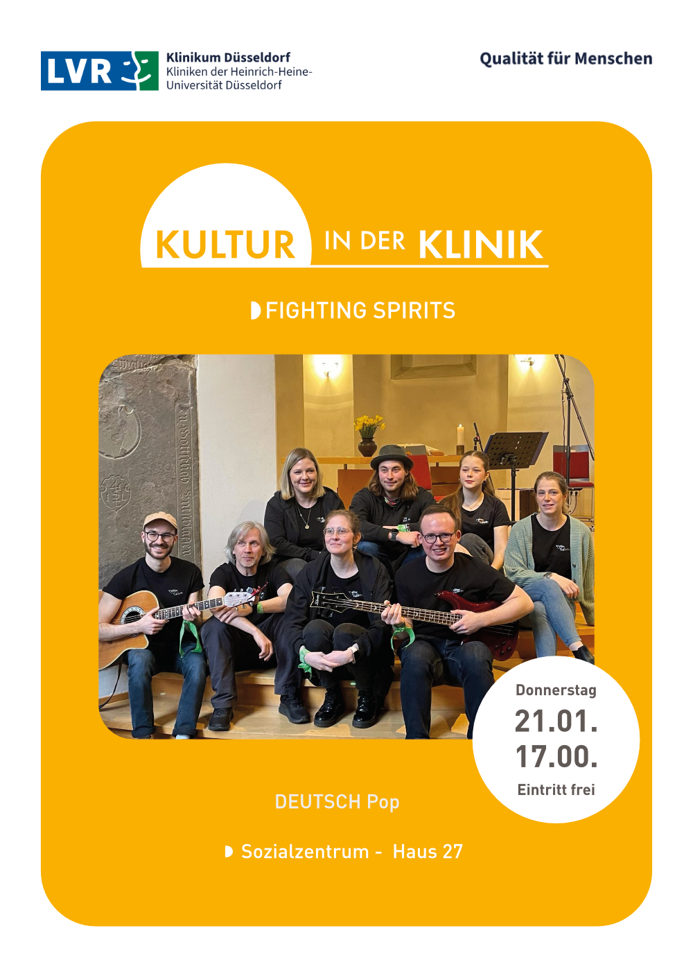 Auf dem Bild sehen viele junge Menschen, die lächeln udn Musikinstrumente in den Händen halten