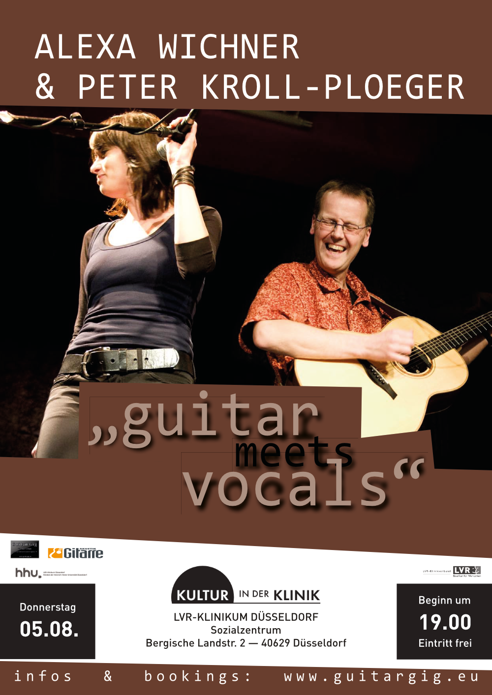 Auf dem Bild ist eine dunkelgekleidete Frau mit einem Mikrofon und ein Mann mit Gitarre zu sehen.