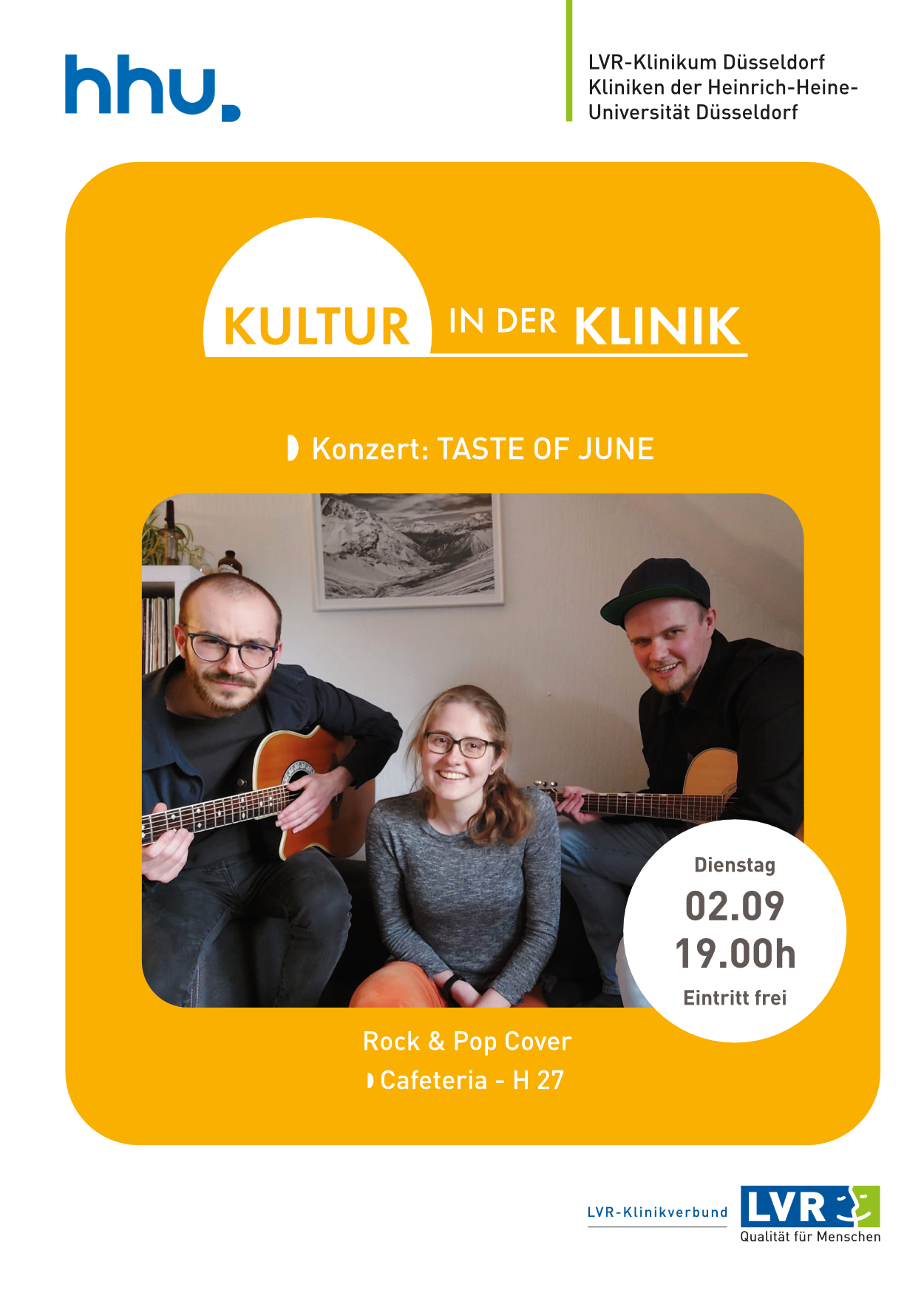 Auf dem Bild sind drei junge lächelnde Musiker zu sehen. Links sitzt der Gitarrist, rechts der Bassist und in der Mitte sieht man die Sängerin.
