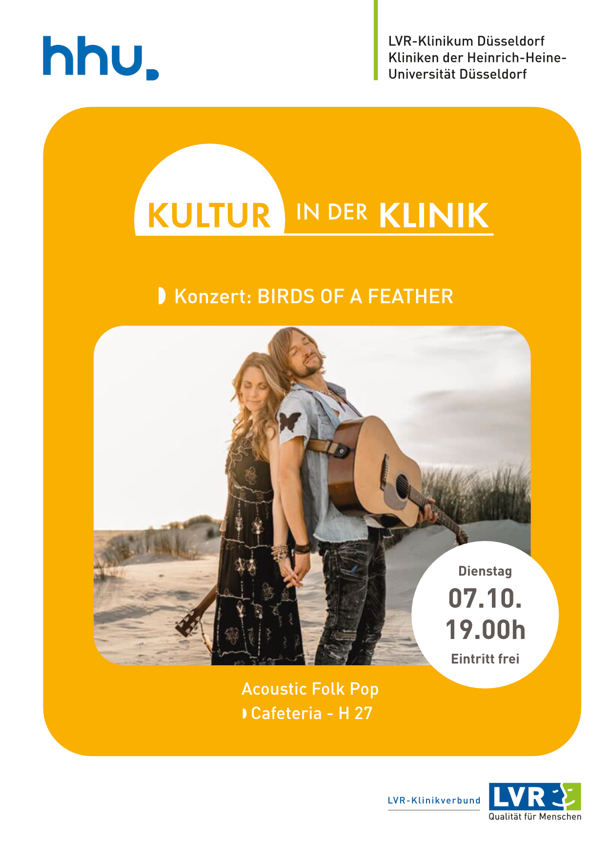 Auf dem Bild sehen sie eine Frau die Rücken an Rücken stehen, beide wirken verträumt und jeder hat eine Gitarren in den Händen