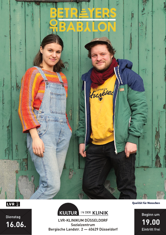 Auf dem Bild sehen sie eine bunt gekleidete junge Frau und einen ebenso gekleideten Mann mit Cap. Beide lächeln.