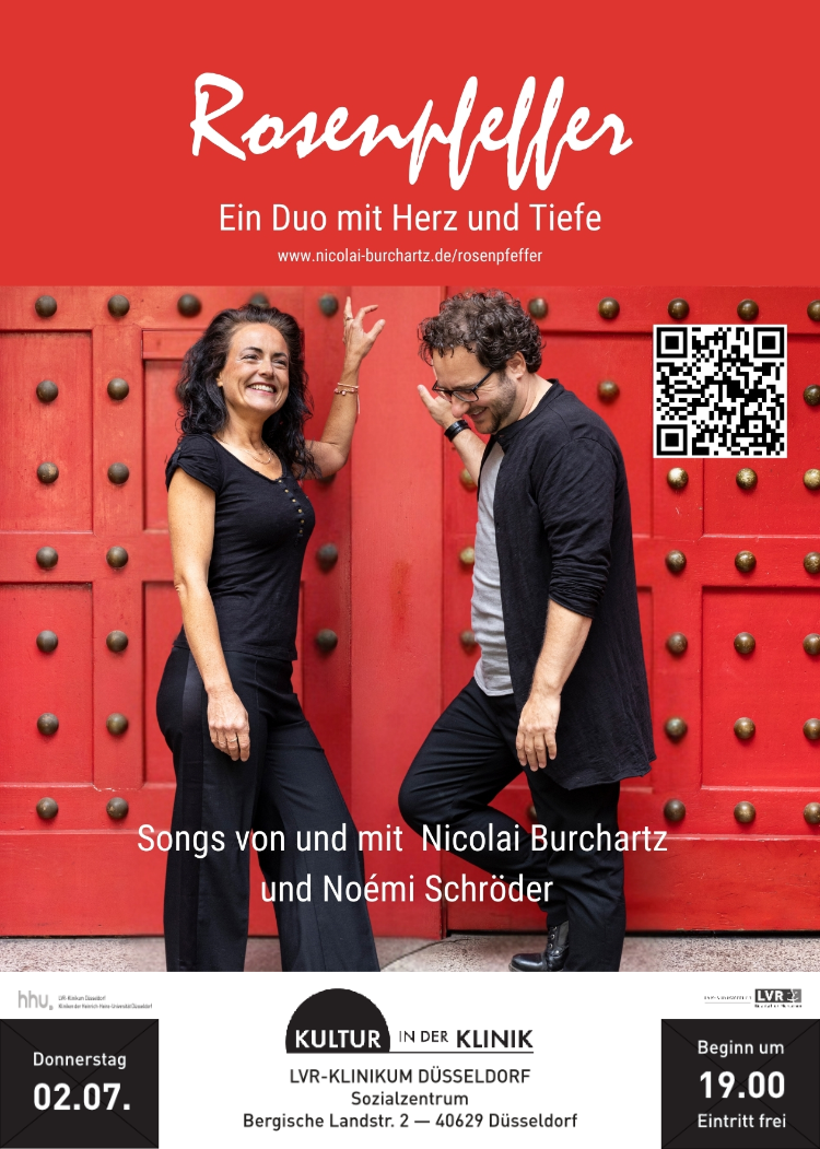 Auf dem Bild ist eine elegant in schwarz gekleidete lächelnde Frau und ein ebenso elegant gekleideter Mann, der nach unten schaut, zu sehen.