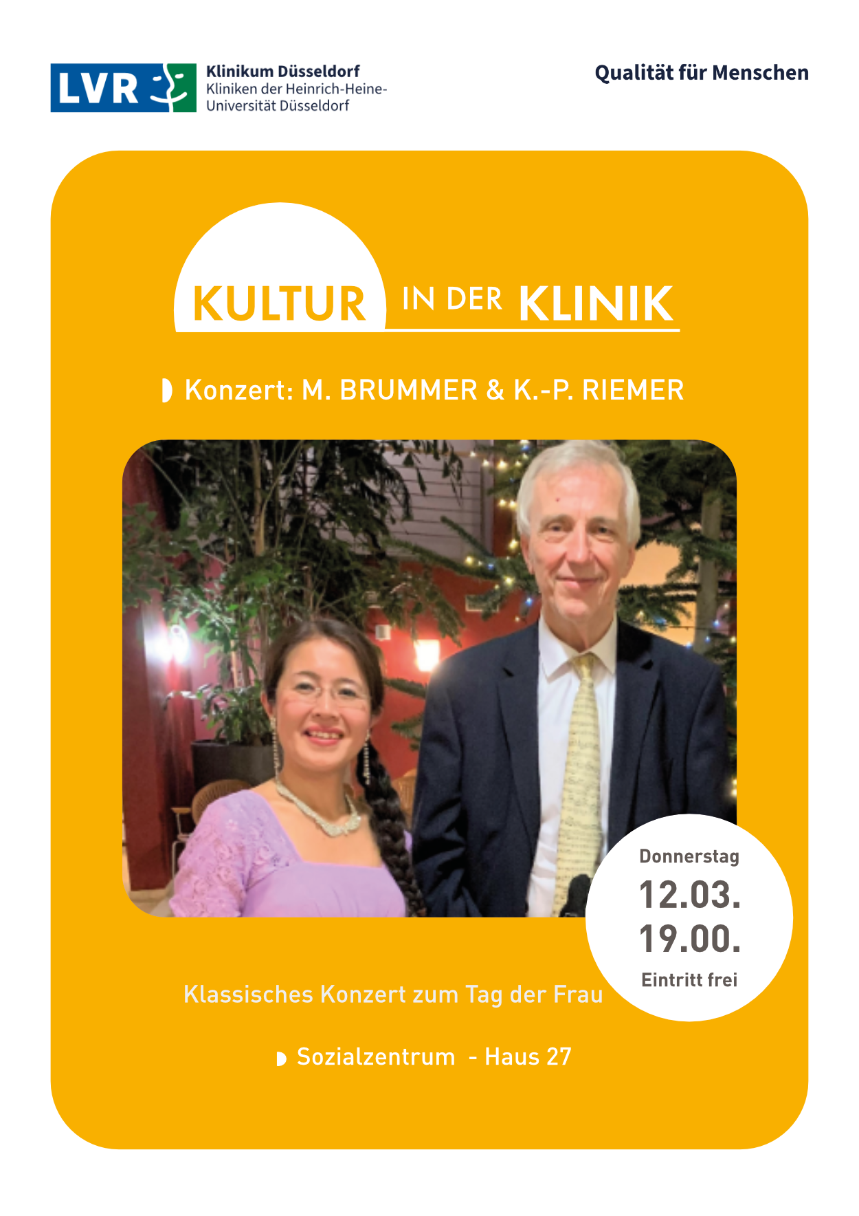 Auf dem Bild ist eine lächelnde japanische Frau und neben ihr steht ein lächelnder, größerer Herr 